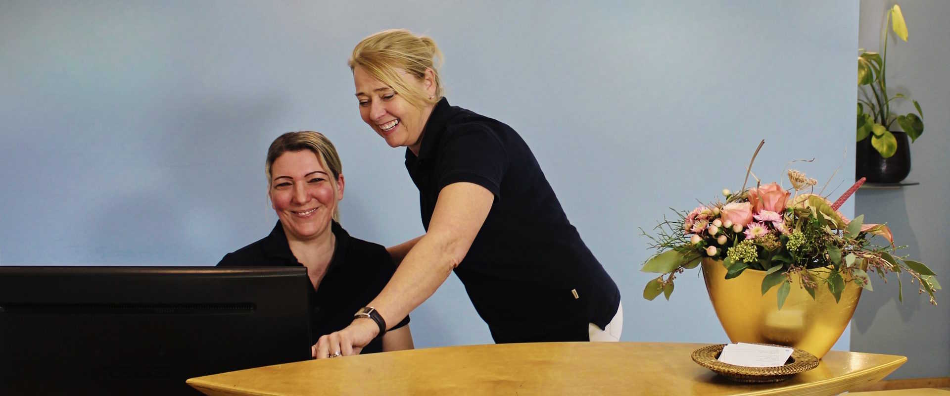 Am Empfang der Praxis Dres. Lugenbühl & Jaeckel Am Empfang der Praxis Dres. Lugenbühl & Jaeckel